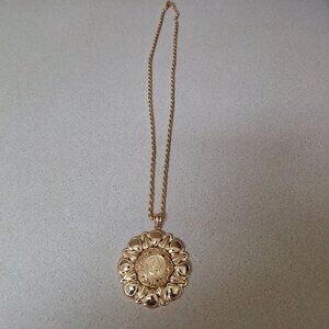 GOLD CHAIN WITH PENDANT.